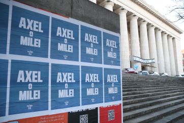La guerra llegó a los carteles: el kicillofismo empapeló CABA y La Cámpora le respondió