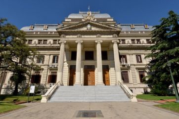 Provincia ofreció la Legislatura y la Casa de Gobierno para velar al Indio Solari