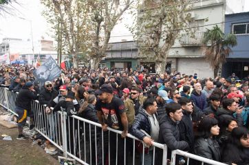 Una multitud ya despidió al Indio Solari en Parque Domínico mientras continúa llegando gente