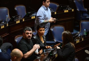 Piña va, piña viene: por los fondos para intendentes se tiraron con de todo