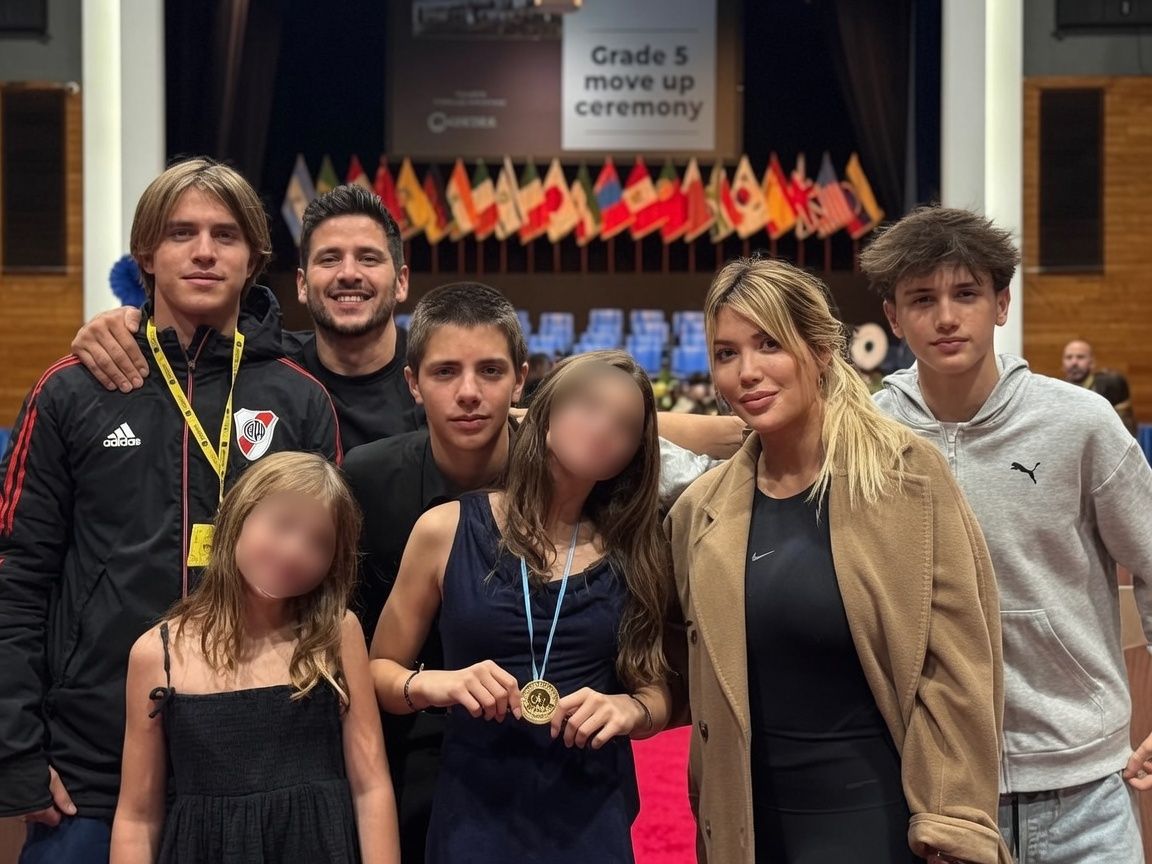 Mauro Icardi llegó con La China Suárez al egreso de Francesca y mantuvo distancia con Wanda Nara