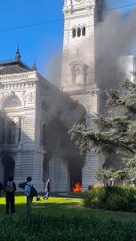 Cooperativistas incendiaron la municipalidad de La Plata por una protesta laboral