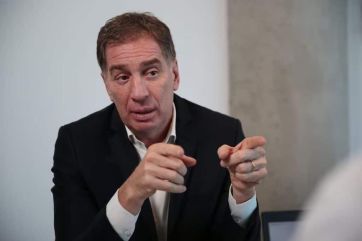 El nuevo jefe de Gabinete, con imagen negativa pero mejor que la de Adorni