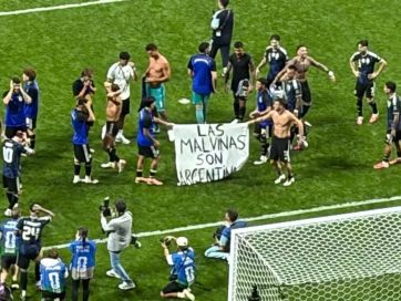 Los jugadores de la Selección flamearon una bandera con referencia a las Malvinas