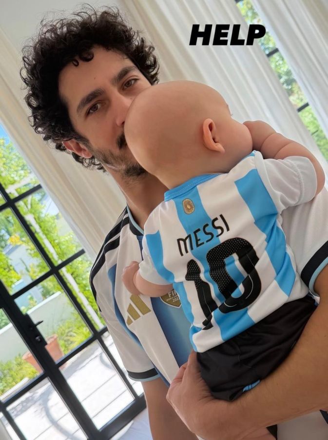 Chino Darín y Úrsula Corberó disfrutando la final del Mundial