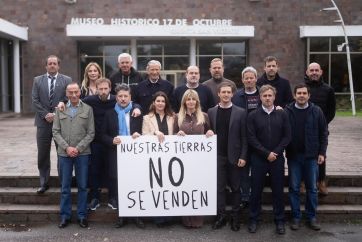 La Liga de Intendentes del PJ sumó al jugador N°12 y estrena bandera en modo Scaloneta