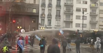 Represión en los alrededores del Congreso durante el debate por la Ley de Tierras