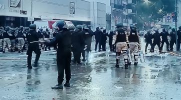 Represión en los alrededores del Congreso durante el debate por la Ley de Tierras