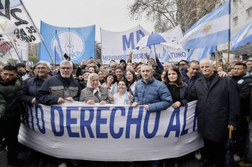 Kicillof en la marcha del Congreso: “Es un gobierno que quiere vender nuestro territorio”
