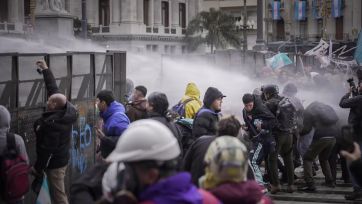 Represión en los alrededores del Congreso durante el debate por la Ley de Tierras