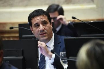 Victoria amarga para el gobierno: logró la aprobación bajando otro capítulo