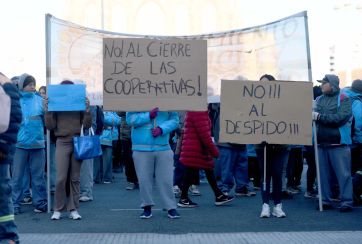 Protesta de cooperativistas en La Plata: montaron un basural en el centro de la ciudad