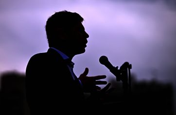 Kicillof ajusta la obra pública mientras se achican las cuentas bonaerenses