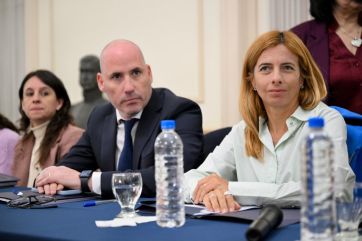 Envalentonada, la oposición apura a Alonso para que también vaya al Senado