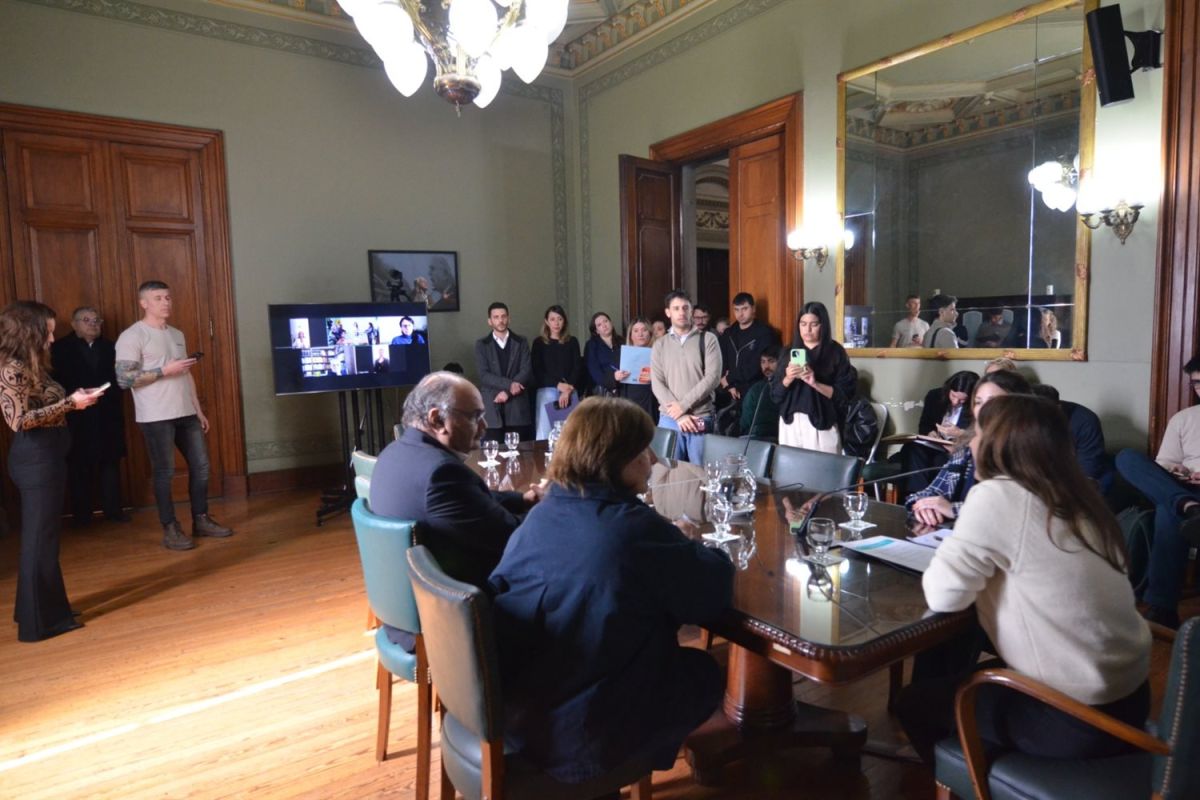 Dos comisiones, una presidenta en dos sillones y el NO de polémica libertaria