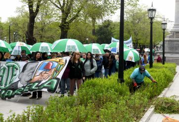 ATE moviliza a la Legislatura con un mensaje hacia el otro lado de la plaza