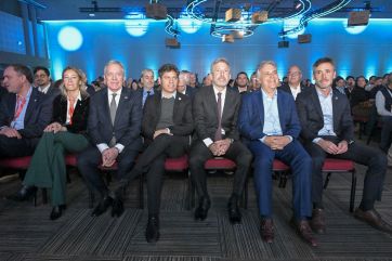 Kicillof y una foto con gobernadores de distintos colores en otra señal de apertura