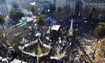 Ecos del paso de Moyano por Plaza de Mayo