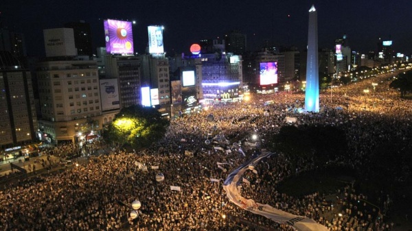 Multitudinaria marcha contra del Gobierno