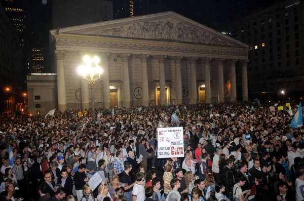 La oposición irá a la marcha de esta noche