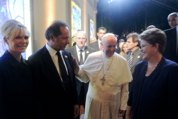 Scioli en Brasil, junto al Papa Francisco
