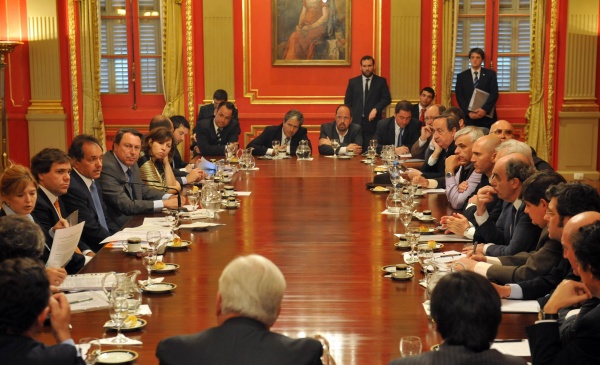 Scioli junta intendentes y le esquiva a 2015