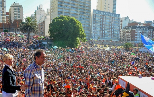 El Gobernador y Karina a full en Mardel