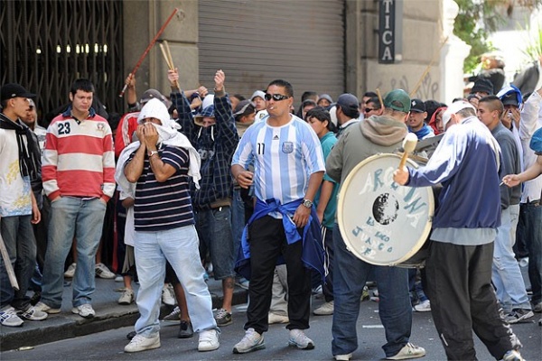 Barrabravas: Provincia advierte disturbios