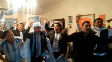 Mundial: la fiesta de Aparicio en su despacho