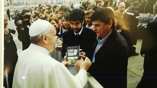 Alcalde le aclara al Papa dónde nació Perón