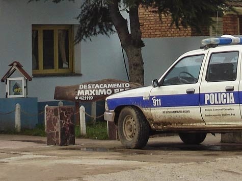 Vuelven a comisaría y apuñalan a un policía