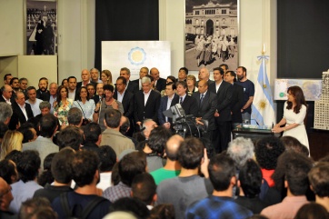 31 años de democracia: fiesta con agua y CFK