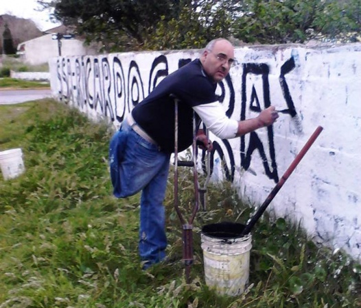 Le falta una pierna y le sobran propuestas