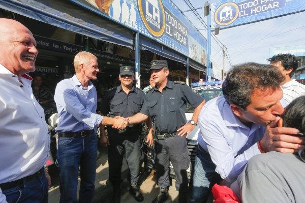 Massa y De Narváez, abrazados a Acuña