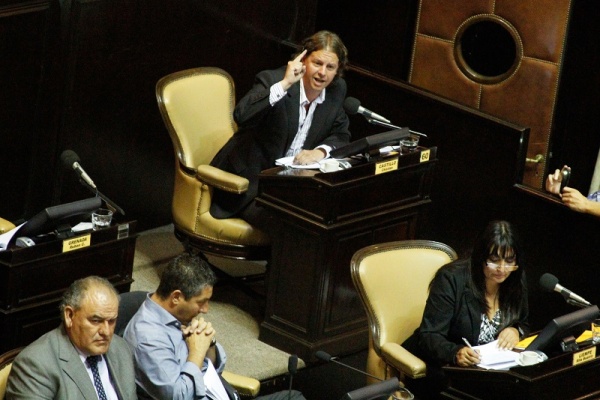 Cumple acuerdo y deja su banca en Diputados