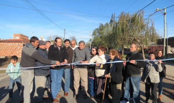 Inaugura la misma obra cada cuatro años