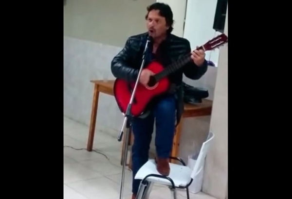 El vice de Massa guitarreó a la militancia