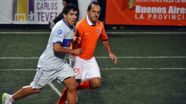 Presidenciable le contestó a Tévez