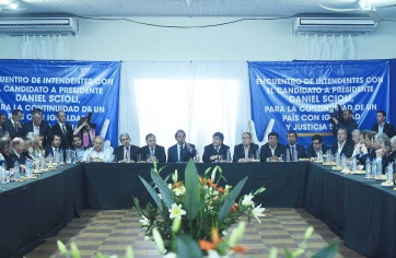 Scioli con los intendentes en Varela