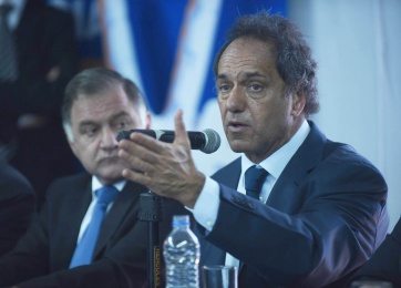 Scioli con los intendentes en Varela
