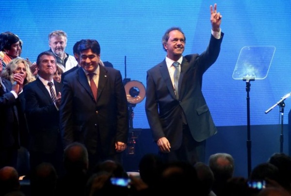 Scioli se carga de compromisos