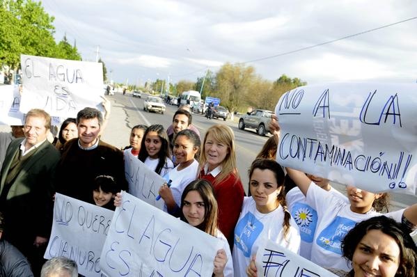 Presidenciable se lanza en rueda de prensa