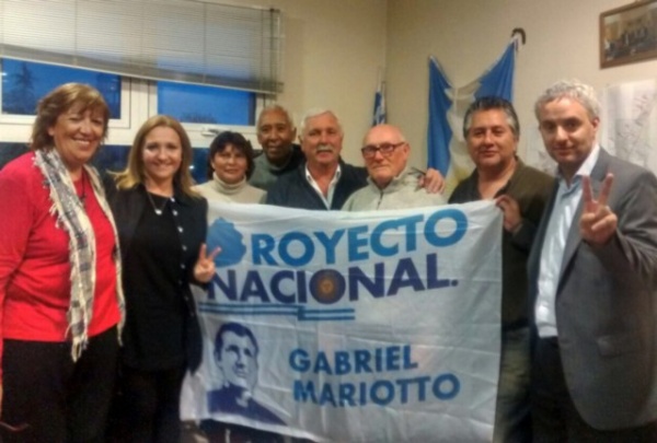 Otro massista se tiñe de naranja