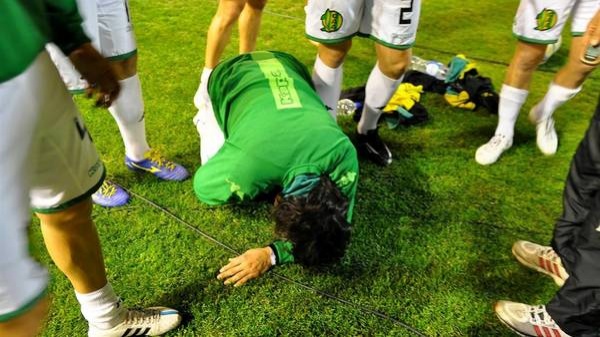 Insólito: barrabrava agresora, club premiado