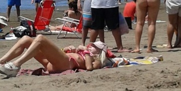 Escracharon a Pradón tomando sol en la playa