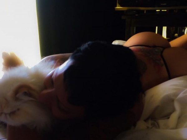 Daniela Cardone en la cama con 