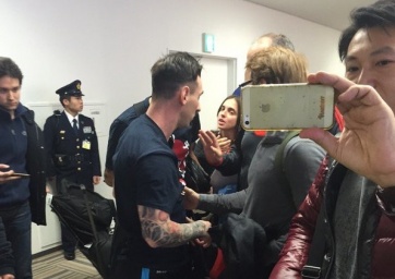 Hinchas de River escupieron e insultaron a Messi en el aeropuerto