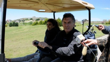 Desde La Angostura, Macri lo mira por Twitter