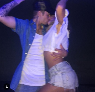 Justin Bieber oficializa su noviazgo con un beso público