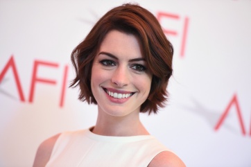 Anne Hathaway posó embarazada y en bikini